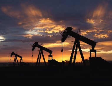 Πέφτει η τιμή του πετρελαίου λόγω τυφώνα Χάρβεϊ